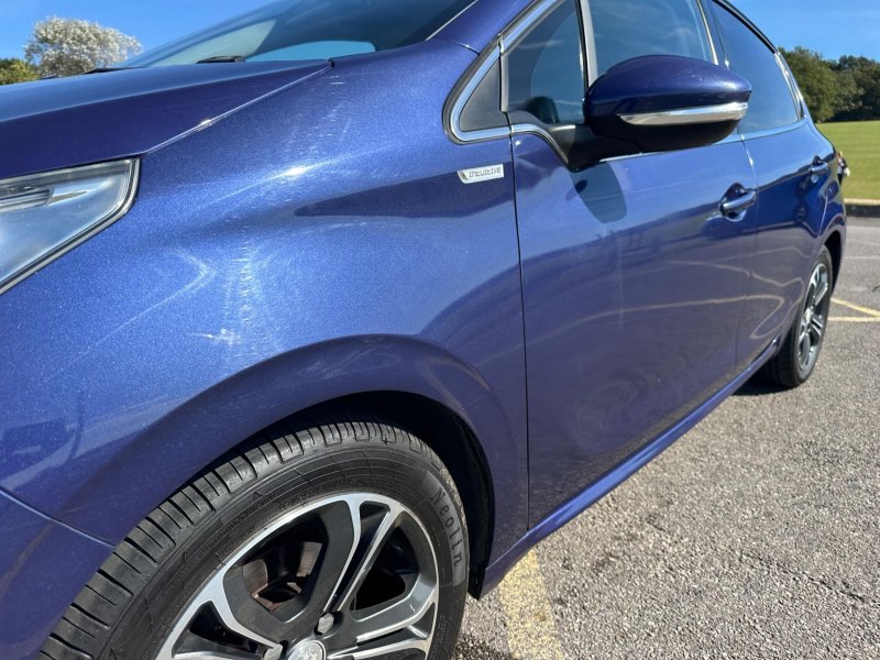 PEUGEOT 208