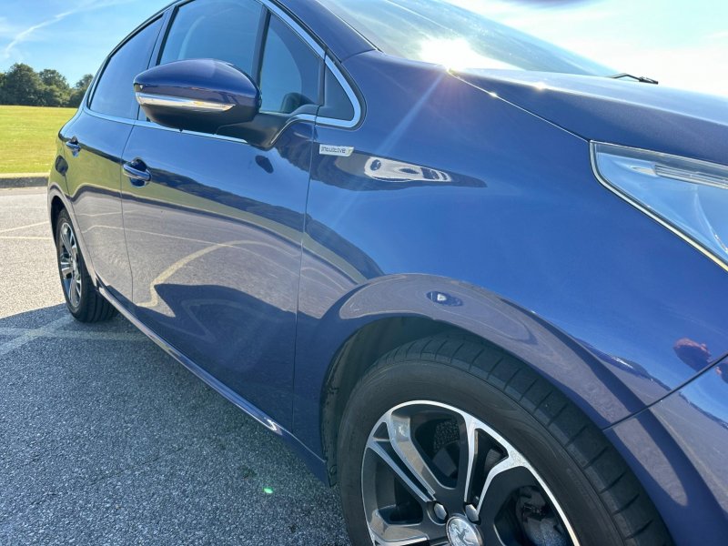 PEUGEOT 208