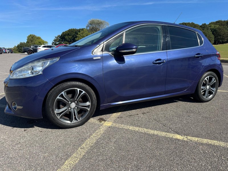 PEUGEOT 208
