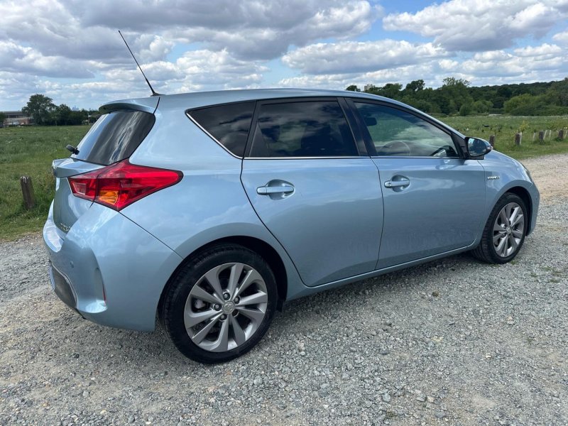 TOYOTA AURIS