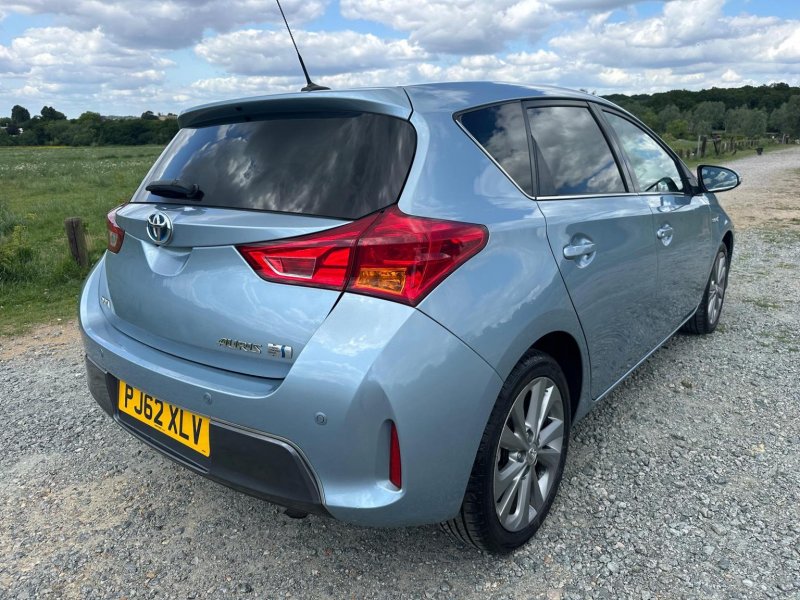 TOYOTA AURIS
